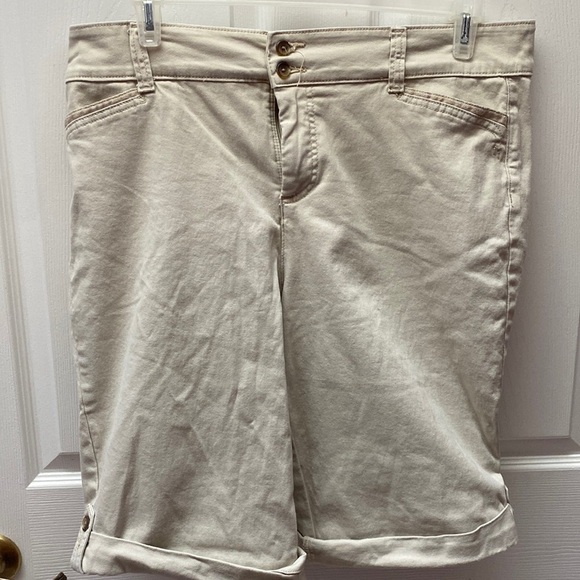 O womens Charter Club casual solid beige stretch knee length shorts size 16 - Picture 1 of 3